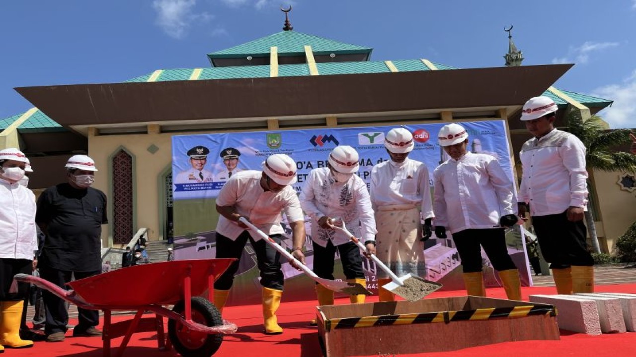 Peletakan batu pertama menjelang proses revitalisasi Masjid Agung Batam, Kepri (ANTARA/Jessica)