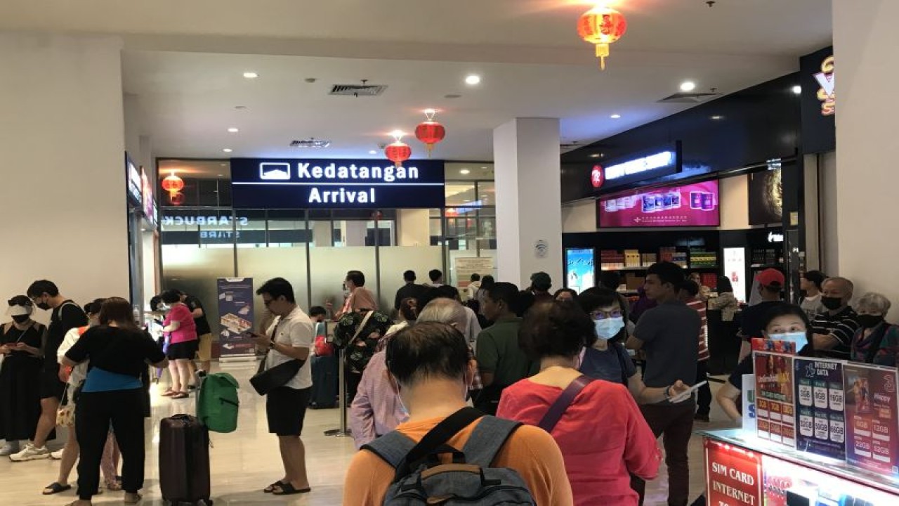 Wisman datang ke Batam di Pelabuhan Internasional Harbour Bay. (FOTO ANTARA/Yude)