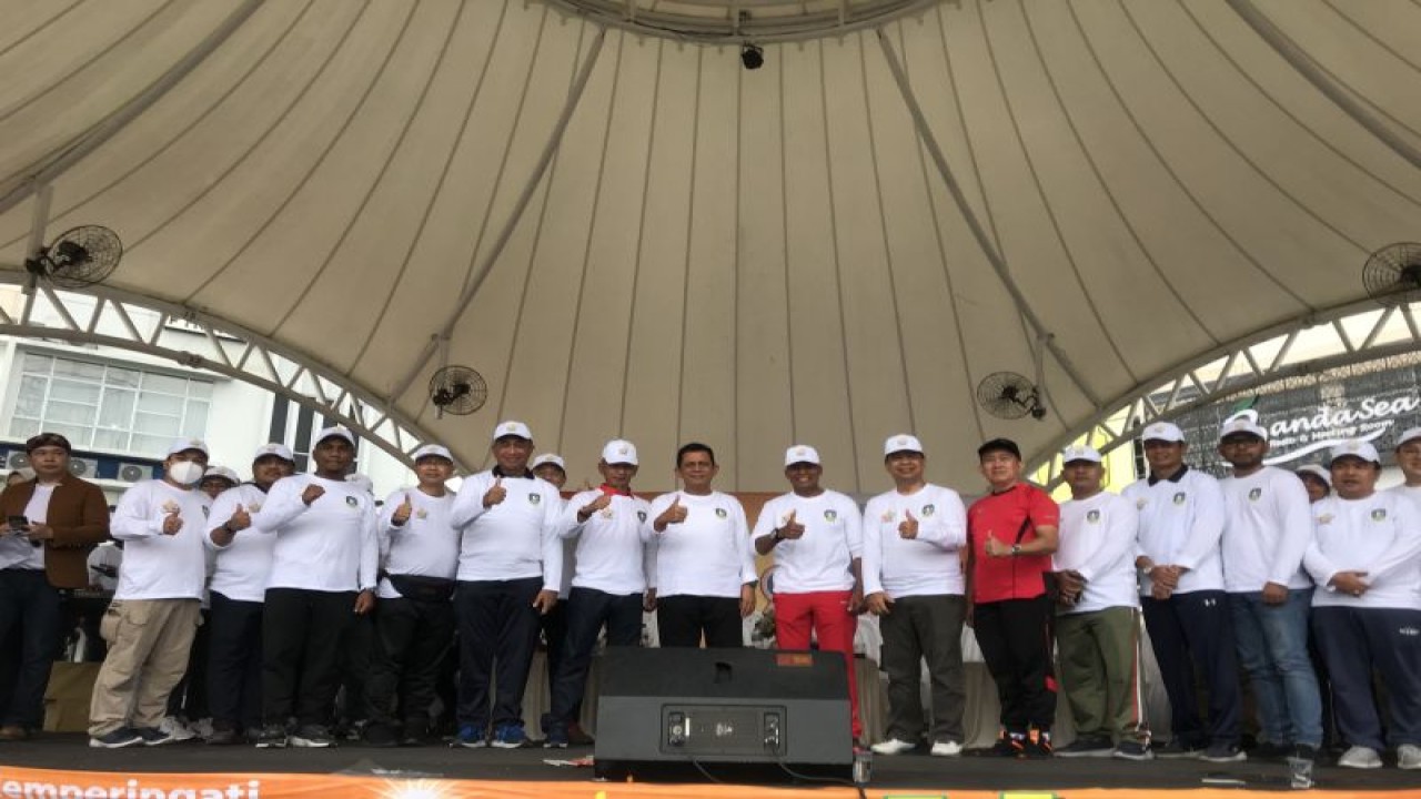 Gubernur Ansar Ahmad (tengah) mengikuti perayaan Bulan K3 di Batam, Sabtu (28/1/2023). (ANTARA/Yude)