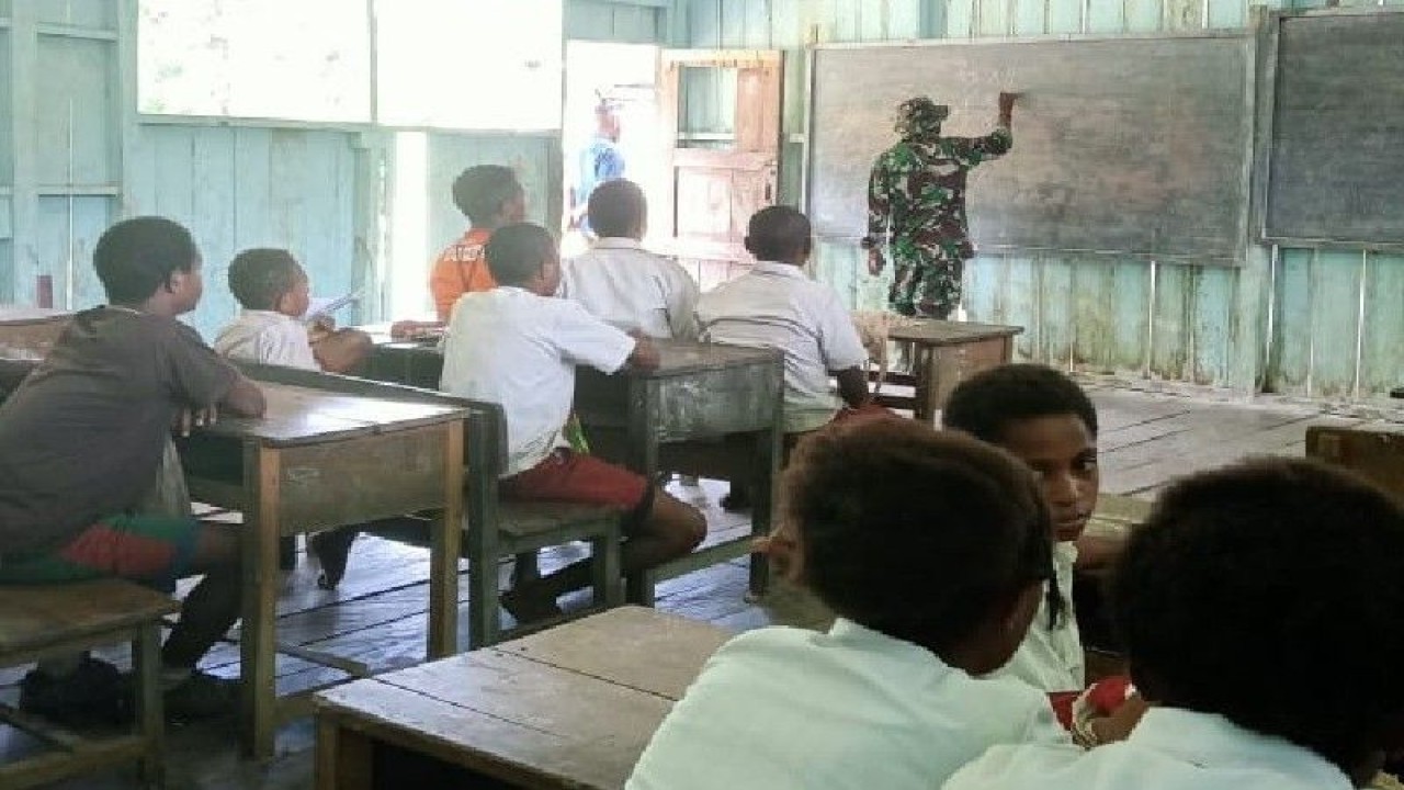 Prajurit saat mengajar di Batom, perbatasan RI-PNG. (ANTARA/HO/Penrem 172/PWY)
