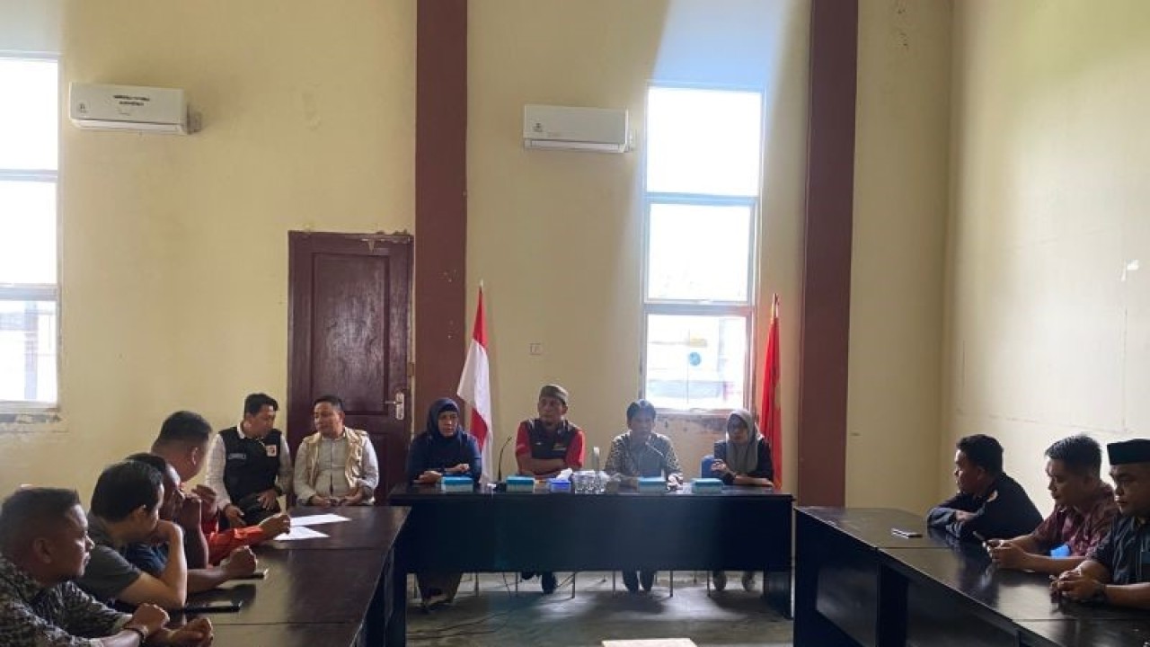 Anggota Bawaslu Provinsi Gorontalo, Divisi Penanganan Pelanggaran dan Data Informasi, John Hendri Purba, melakukan pengawasan di 13 Panwaslu Kecamatan se-Kabupaten Pohuwato. (ANTARA/HO-Humas Bawaslu)