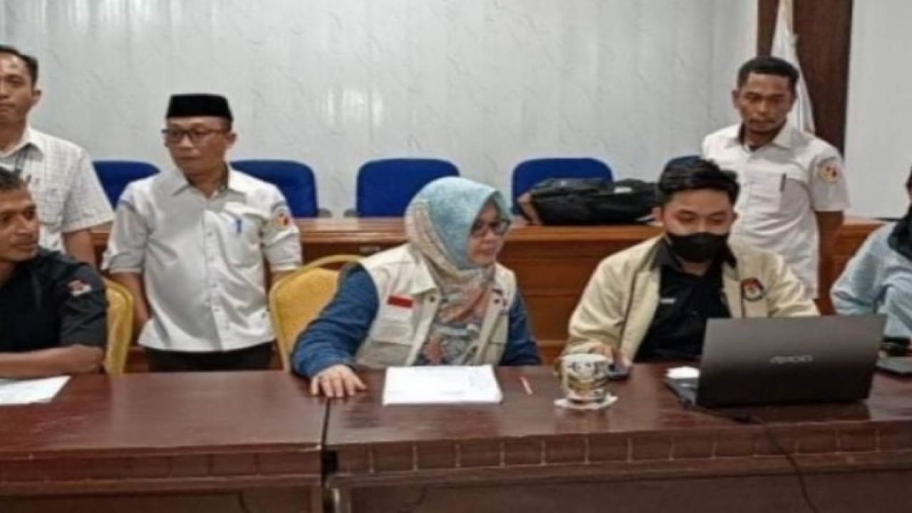 Bawaslu Sulbar melakukan pengawasan melekat tahapan verifikasi administrasi calon DPD-RI di Mamuju, Sabtu (07/1/2022) ANTARA Foto/M Faisal Hanapi