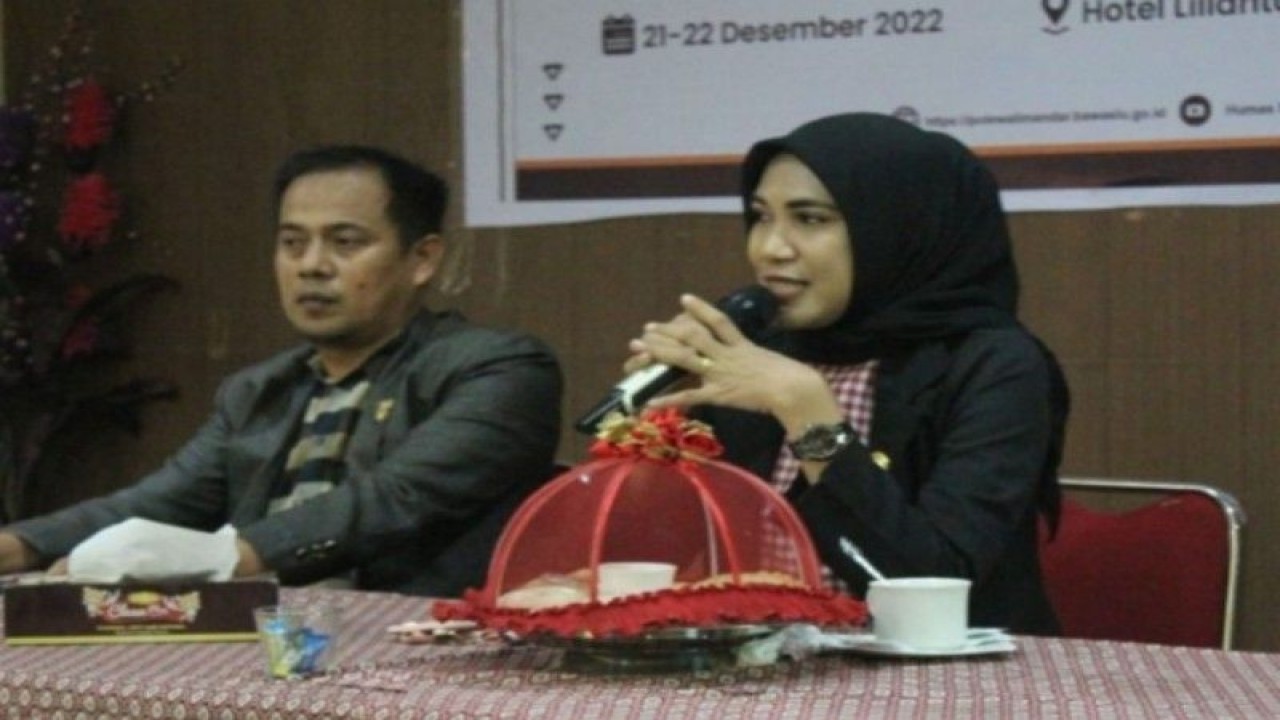 Anggota Bawaslu Sulbar, Hamrana Hakim mengatakan, Bawaslu Sulbar akan melaksanakan sejumlah program sebagai bentuk mitigasi pencegahan pelanggaran pemilu, di Mamuju, Rabu (04/1/2022). ANTARA/M Faisal Hanapi