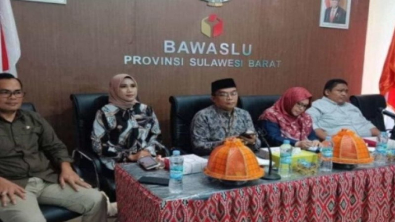 Badan Pengawas Pemilu (Bawaslu) Provinsi Sulbar meningkatkan kualitas Panwaslu Kecamatan untuk memaksimalkan pencegahan pelanggaran pemilu di Sulbar, di Mamuju, Senin (30/1/2023) ANTARA Foto/ M Faisal Hanapi
