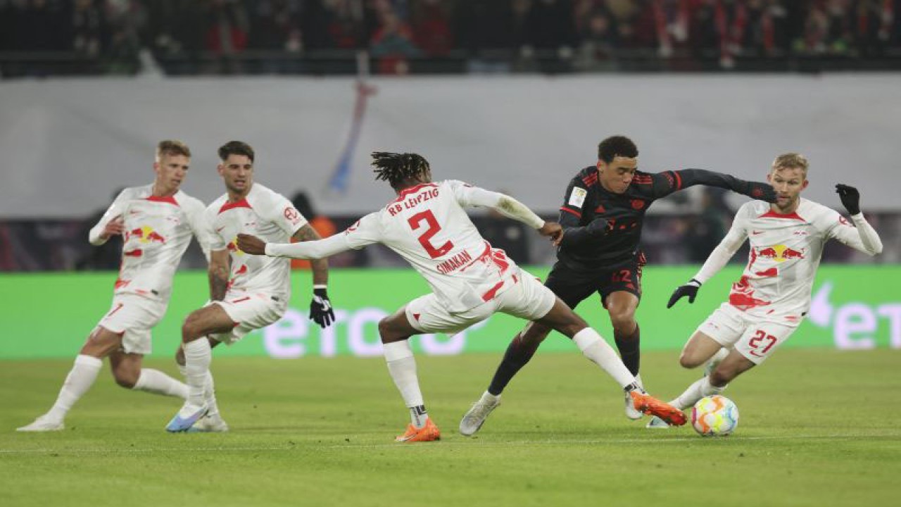 Gelandang Bayern Munich Jamal Musiala (kaus hitam) berusaha melewati adangan sejumlah pemain RB Leipzig pada pertandingan Liga Jerman yang dimainkan di Red Bull Arena, Leipzig, Sabtu (21/1/2023). (ANTARA/AFP/RONNY HARTMANN)