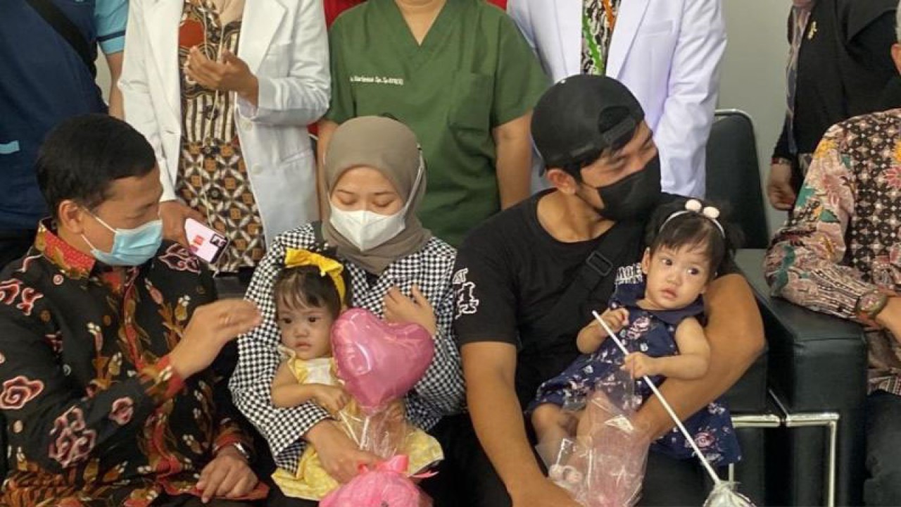Bayi yang sebelumnya kembar siam, Ayesha dan Aleeya boleh dipulangkan setelah menjalani operasi di RSHS Bandung, Kota Bandung, Jawa Barat, Jumat (13/1/2023). (FOTO ANTARA/Bagus Ahmad Rizaldi)