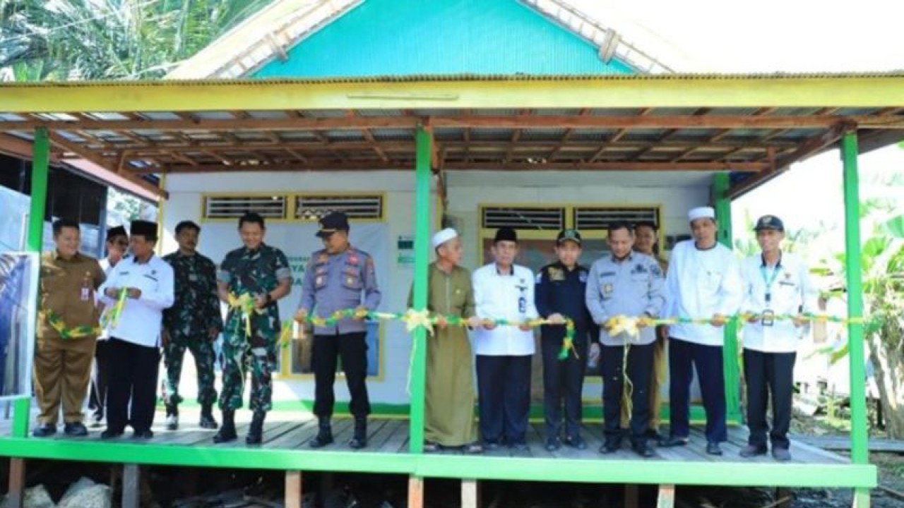 Penjabat Bupati HSU Raden Suria Fadliansyah disaksikan unsur pemerintah desa dan kecamatan meresmikan rumah warga yang selesai direnovasi melalui program bedah rumah Baznas, Selasa (3/1/2023). ANTARA/Eddy A/Diskominfo HSU