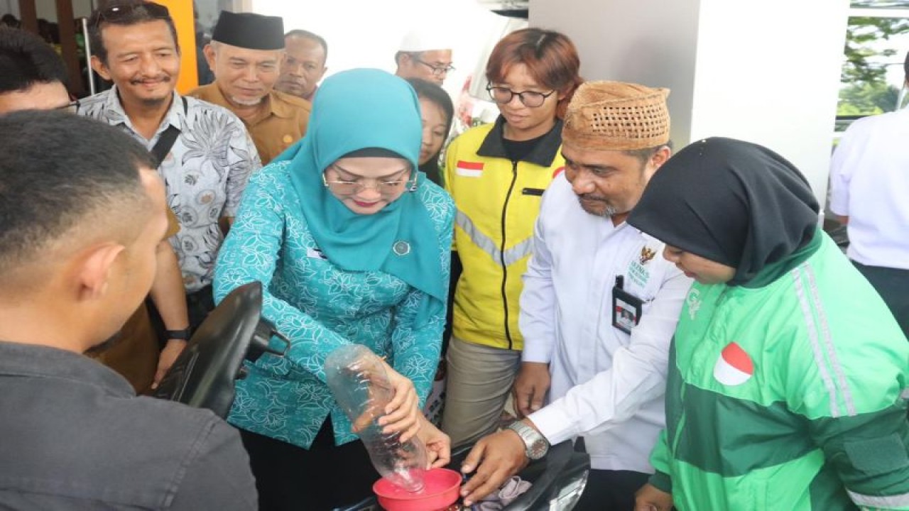 Plt Ketua BAZNAS Maluku Arsal Tuasikal dan Ketua TP-PKK Widya Murad saat memberikan BBM gratis secara simbolis kepada Ojol Ambon, Selasa (24/1/2023) ANTARA/HO-Pemprov Maluku