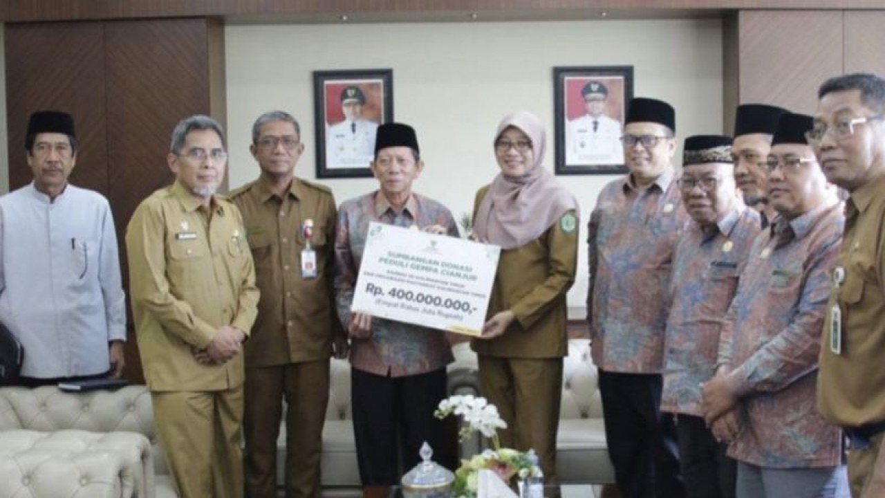 Ketua Baznas Kaltim Ahmad Naban menyampaikan laporan kepada Sekda Kaltim terkait penggalangan dana untuk membantu korban gempa di Cianjur, Jawa Barat. (Biro Adpim Pemprov Kaltim)