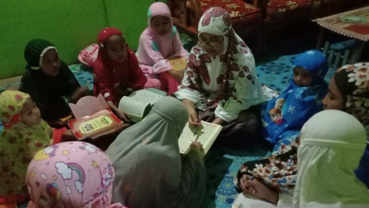 Salah satu penerima dana ZIS di Makassar, Julaeha yang digunakan untuk berdagang dan berprofesi sebagai guru ngaji di Manggala, Makassar. ANTARA/Nur Suhra Wardyah