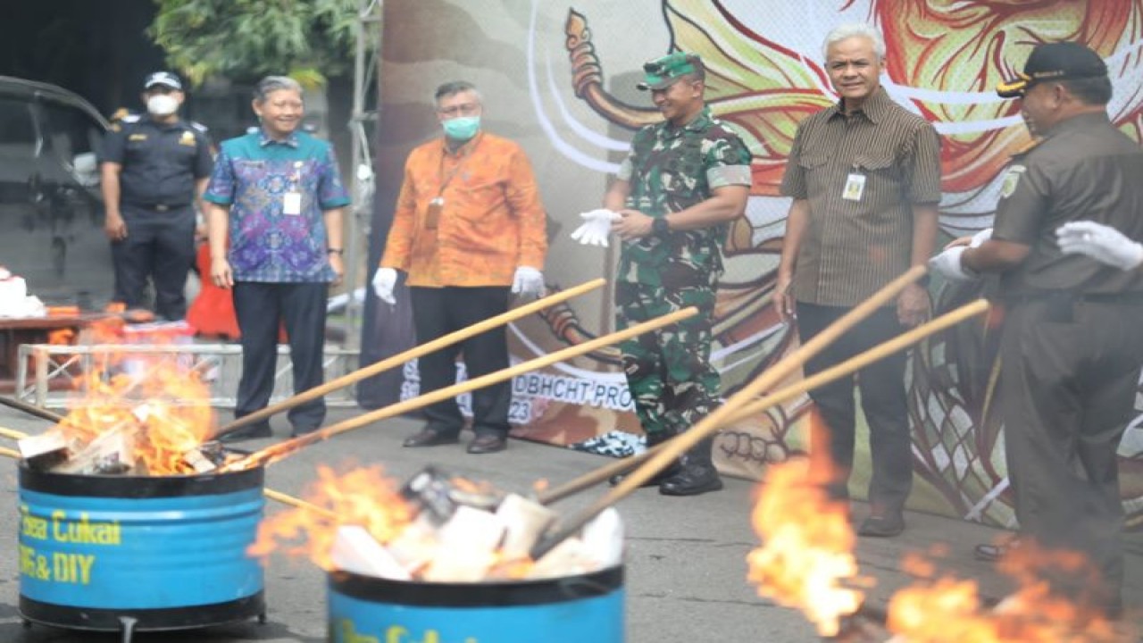 Direktorat Jenderal Bea Cukai Wilayah Jawa Tengah dan DIY memusnahkan sekitar 9,7 juta batang rokok ilegal drngan nilai ekonomi mencapai Rp11,1 miliar di Semarang, Selasa. (ANTARA/ HO-Bea Cukai Jateng-DIY)