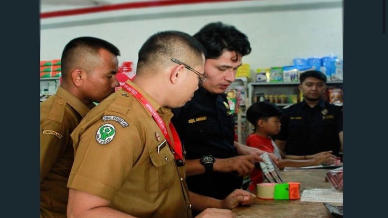 Kantor Pengawasan dan Pelayanan Bea Cukai (KPPBC) Pabean B Teluk Bayur melakukan sosialisasi tentang rokok ilegal tanpa cukai di Kabupaten Agam (ANTARA/HO Bea Cukai Teluk Bayur)