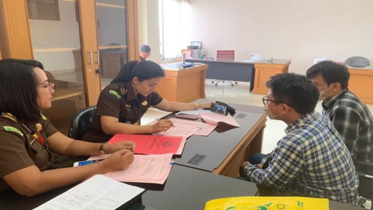 Penuntut Umum Kejaksaan Negeri Badung menerima pelimpahan tersangka Ismath Jamaluddin Haja Moideen dan berkas perkara kasus penyeludupan ratusan butir berlian di Kantor Kejaksaan Negeri Badung, Bali. ANTARA/HO-Kasi Intelijen Kejaksaan Negeri Badung