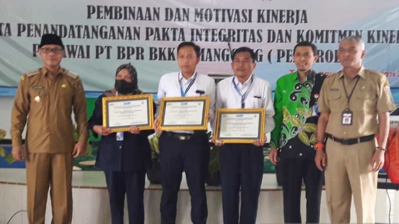 Beberapa kepala cabang PT BKK BPR Temanggung berprestasi menerima penghargaan. ANTARA/Heru Suyitno