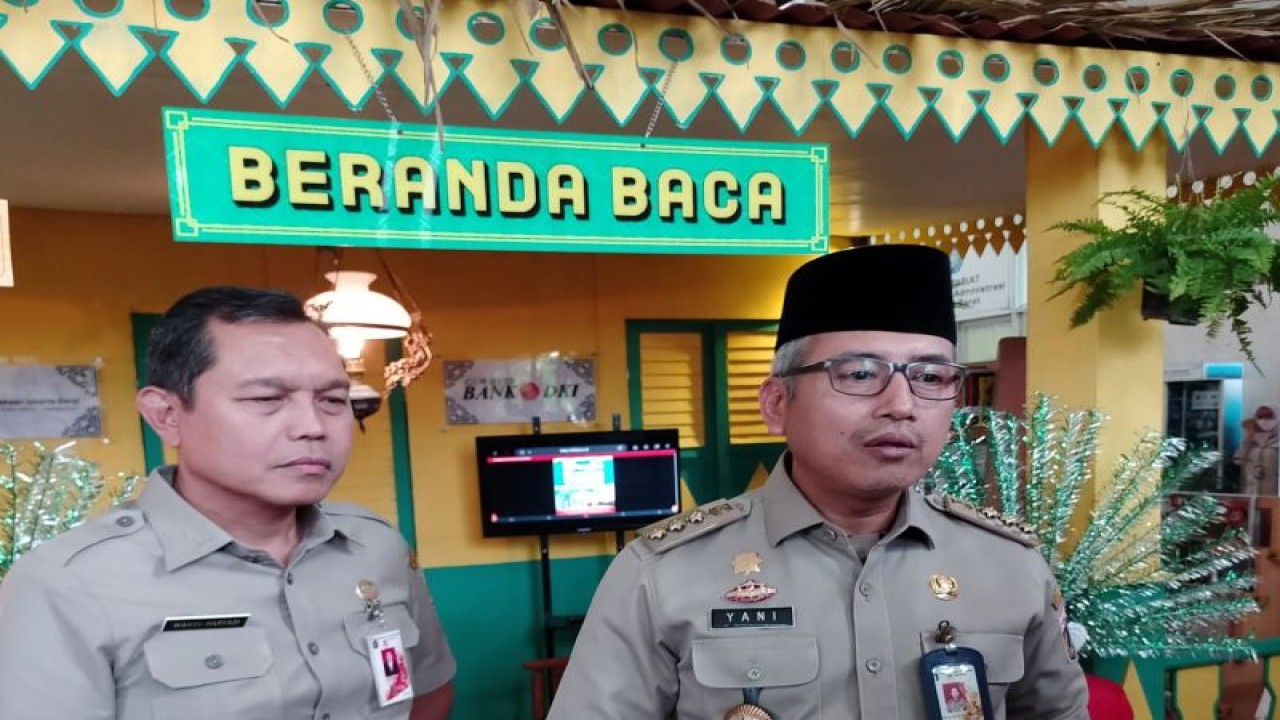 Wali Kota Jakarta Barat, Yani Wahyu Purwoko, saat meresmikan Beranda Baca (Beca) di kantor Wali Kota Jakarta Barat, Selasa (31/1/2022). ANTARA/ HO-Pemkot Jakarta Barat