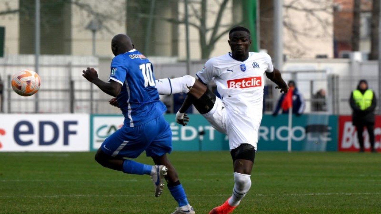 Bek Marseille Eric Bailly (kanan) melanggar gelandang Hyeres Almike Moussa N'Diaye (kiri) pada pertandingan putaran 64 besar Piala Prancis yang dimainkan di Stadion Francis-Turcan, Martigues, Selatan Prancis, 7 Januari 2023. (ANTARA/AFP/NICOLAS TUCAT)