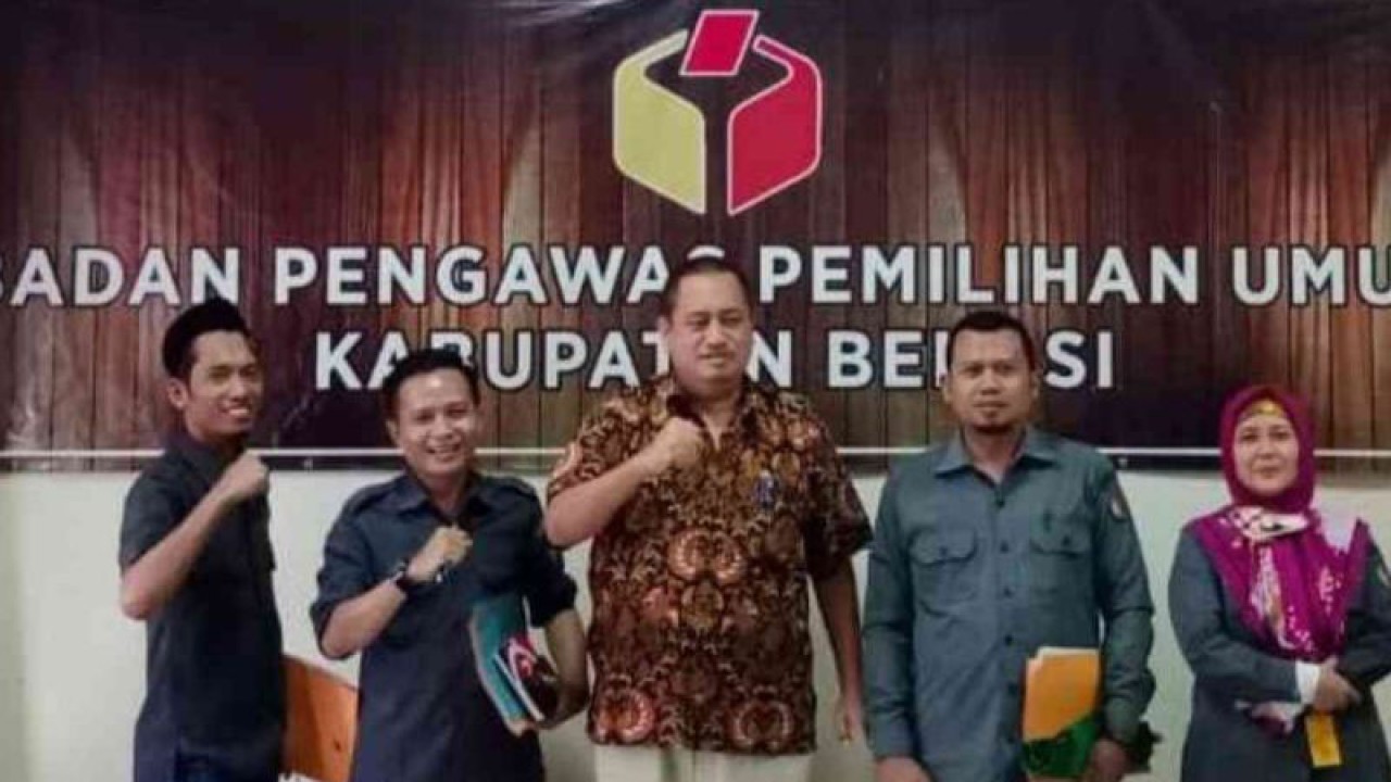 Ketua Bawaslu Kabupaten Bekasi Syaiful Bachri (tengah) bersama jajaran komisioner pengawas daerah usai rapat koordinasi di Kantor Bawaslu Kabupaten Bekasi. ANTARA/Pradita Kurniawan Syah.