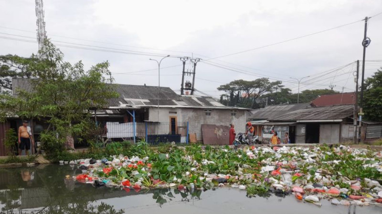 Potret tingkat kesadaran masyarakat yang masih minim dengan membuang sampah ke aliran Sungai Cilemahabang di Kecamatan Cikarang Utara, Kabupaten Bekasi, Jawa Barat. (ANTARA/Pradita Kurniawan Syah).