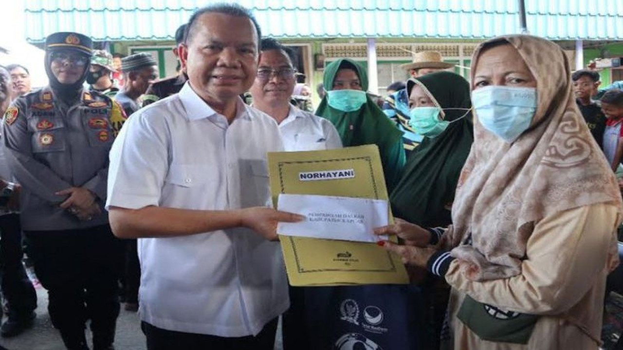 Bupati Kapuas Ben Brahim S Bahat (kiri) memberikan bantuan kepada korban kebakaran di Kelurahan Palingkau Baru RT 05A Kecamatan Kapuas Murung, Kabupaten Kapuas. ANTARA/HO-Diskominfo Kapuas.