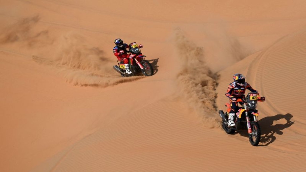 Pebalap Argentina Kevin Benavides berada di depan pebalap Chile Jose Ignacio Florimo Cornejo pada etape 10 Reli Dakar 2023, antara Haradh ke Shaybah, Arab Saudi, Rabu (11/1/2023) (AFP/FRANCK FIFE)