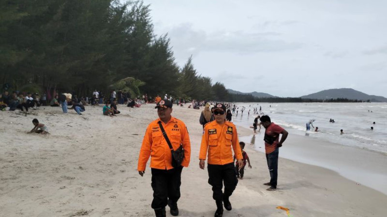 Petugas Badan Penanggulangan Bencana Daerah memantau kegiatan warga di daerah pesisir di Kabupaten Bangka, Provinsi Kepulauan Bangka Belitung.(ANTARA/Kasmono)