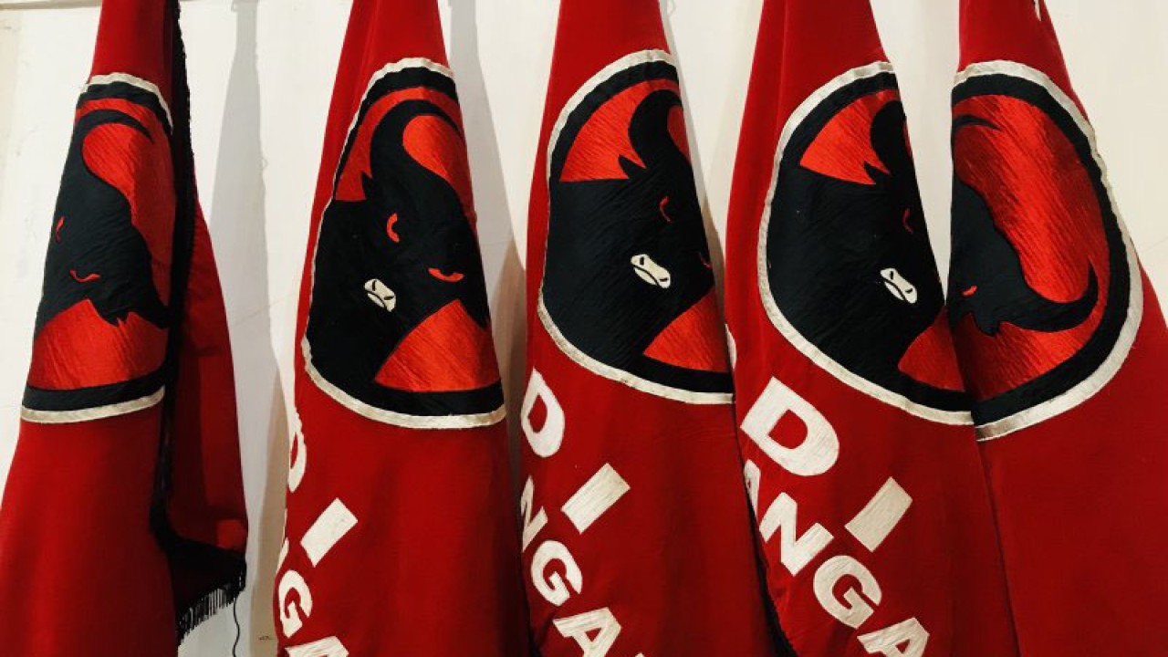 Ilustrasi - Bendera PDI Perjuangan. (ANTARA/Fiqih Arfani)