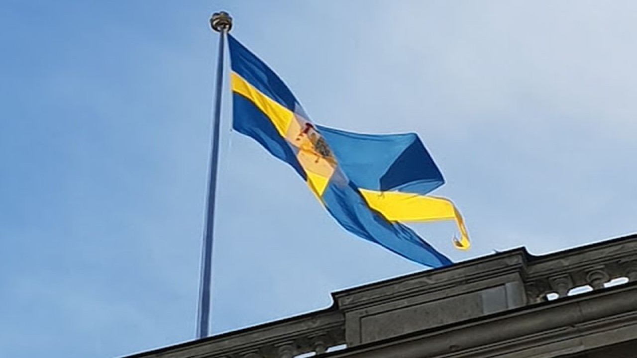 Bendera Swedia berkibar di atas Istana Kerajaan di Stockholm. (Wikimedia/GreatesMoom)