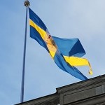 Bendera Swedia berkibar di atas Istana Kerajaan di Stockholm. (Wikimedia/GreatesMoom)-1674537340