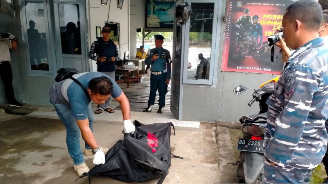 Lanal Bengkulu usai mengevakuasi jasad laki-laki di dermaga Pelabuhan Pulau Baai Bengkulu. ANTARA/Anggi Mayasari