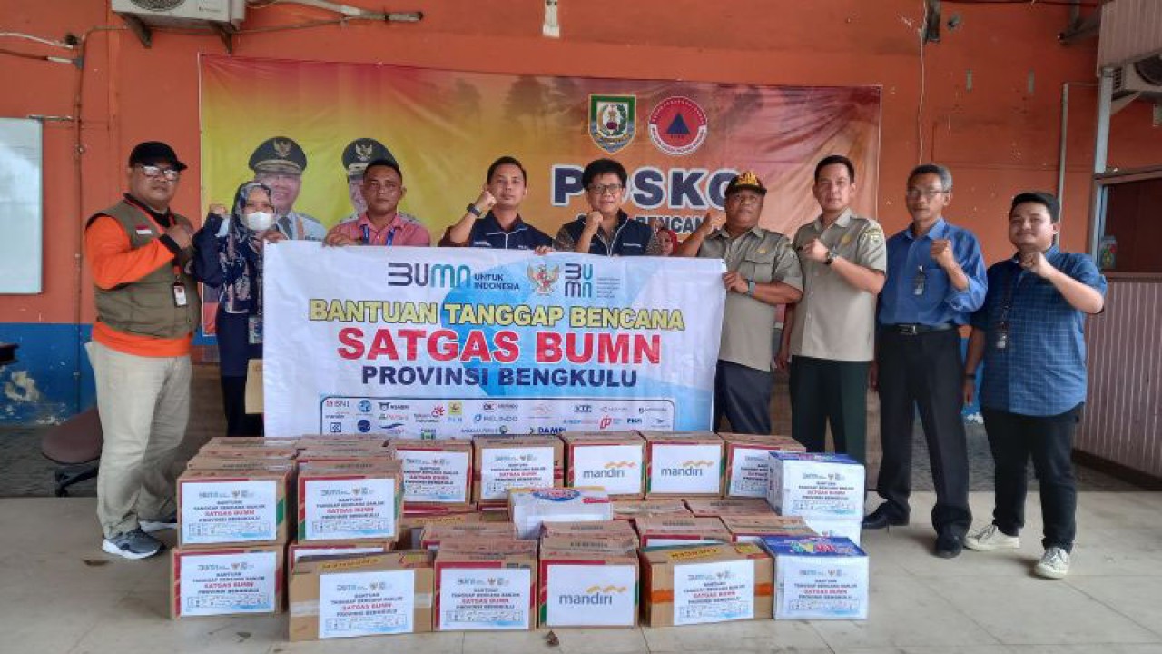 Satgas BUMN Bengkulu menyalurkan bantuan logistik ke BPBD Provinsi Bengkulu. ANTARA/Anggi Mayasari