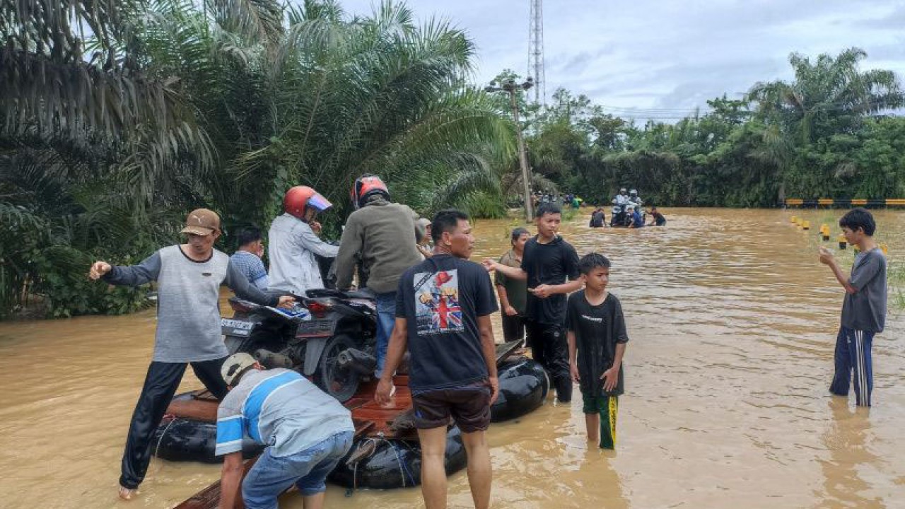 Jalan di Kabupaten Bengkulu Tengah yang terendam banjir. ANTARA/Anggi Mayasari