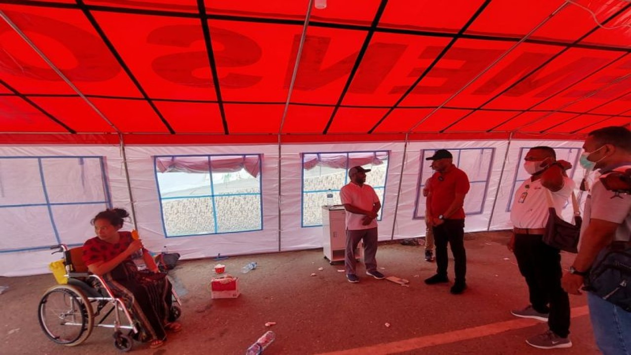 Staf Ahli Bidang Rehebilitasi Sosial Menteri Sosial Benhur Tomi Mano saat menyerahkan dua buah tenda darurat kepada RSUD Jayapura di Kota Jayapura, Papua, Jumat (6/1) (ANTARA/HO- Humas Staf Ahli Bidang Rehebilitasi Sosial Menteri Sosial)