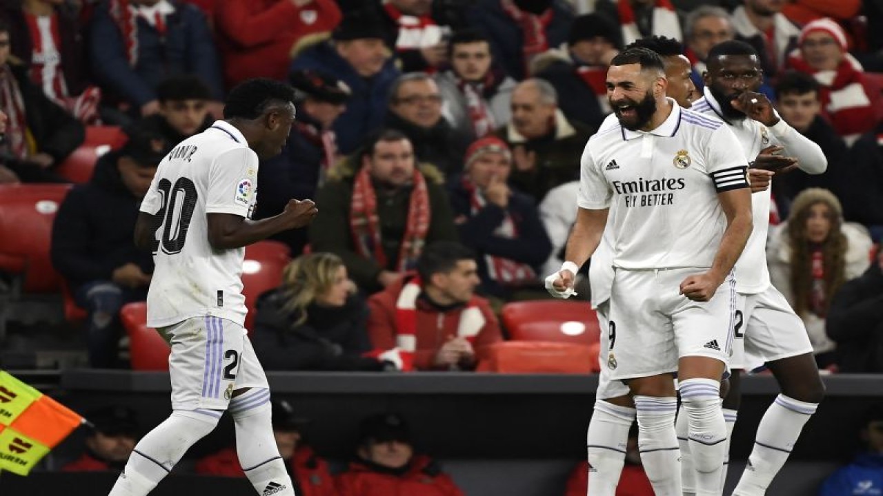 Penyerang Real Madrid Karim Benzema (tengah) merayakan gol yang dicetaknya bersama penyerang Vinicius Junior (kiri) setelah mencetak gol pertama timnya, pada pertandingan Liga Spanyol melawan Athletic Bilbao yang dimainkan di Stadion San Mames, Bilbao, Senin (23/1/2023) WIB. ANTARA/AFP/ANDER GILLENEA