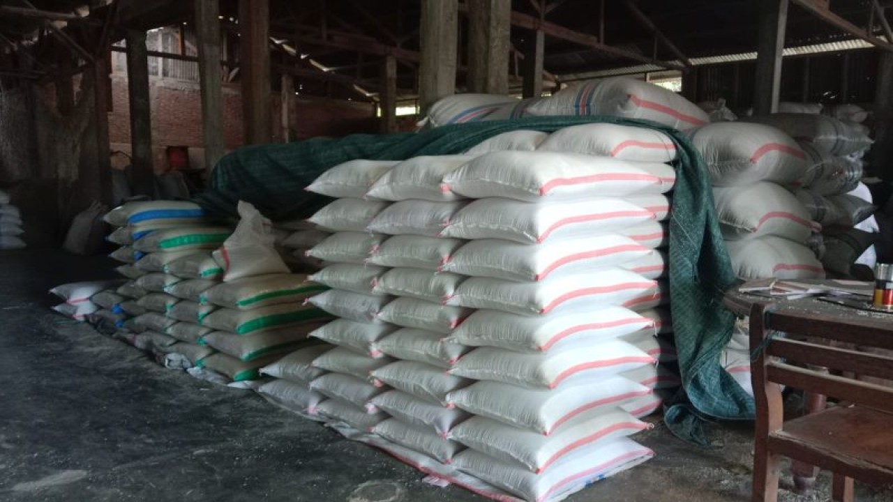 Ilustrasi - Tumpukan beras di salah satu tempat penggilingan padi di Kabupaten Lombok Tengah, Provinsi Nusa Tenggara Barat. ANTARA/Nirkomala