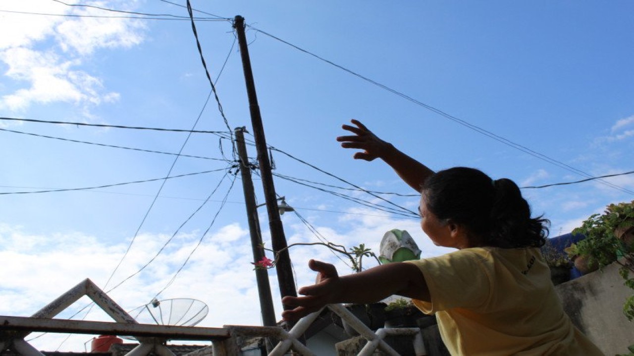 Warga tengah berjemur di pagi hari guna meningkatkan imunitas tubuh, Sabtu 04/04/2020. ANTARA/Ruth Intan Sozometa Kanafi