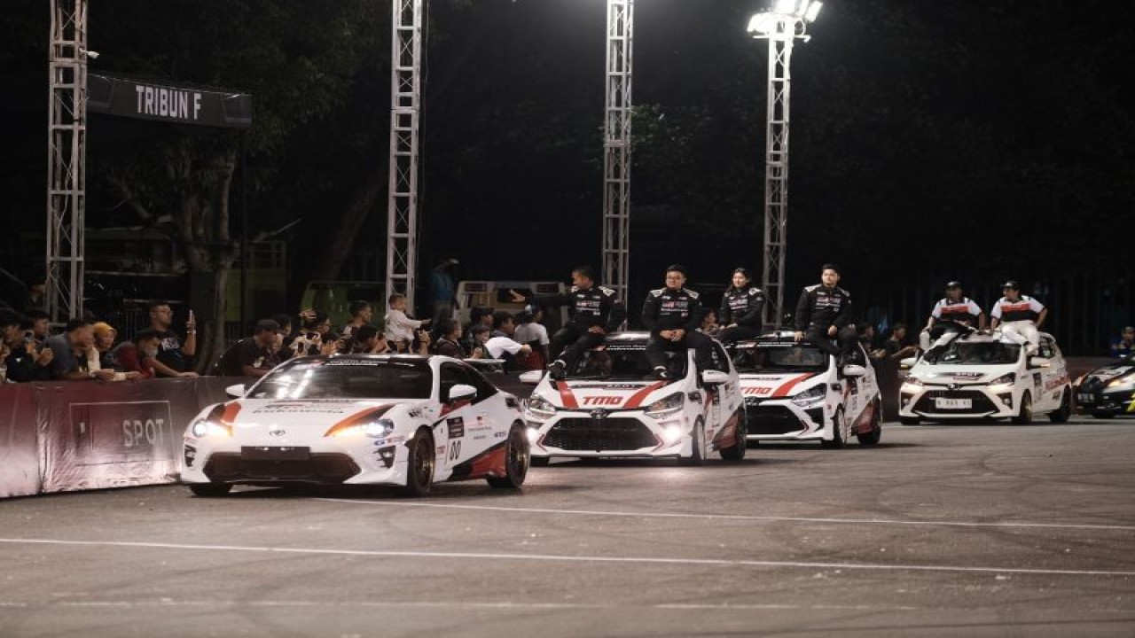 Tim TOYOTA GAZOO Racing Indonesia (TGRI) lewat Agya GR Sport menyapu bersih gelar juara nasional di semua kelas MLDSPOT Autokhana Kejurnas Slalom yang berlangsung di Stadion Mandala Krida, Yogyakarta, Sabtu (14/1/2023). (ANTARA/HO-Toyota Astra Motor)