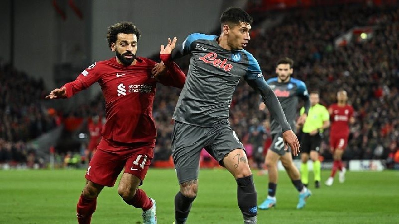 Arsip - Bintang Liverpool Mohamed Salah (kiri) berusaha merebut penguasaan bola dari bek Napoli Mathias Olivera dalam laga pemungkas Grup A Liga Champions di Stadion Anfield, Liverpool, Inggris, Selasa (1/11/2022) waktu setempat. (ANTARA/AFP/Oli Scarff)