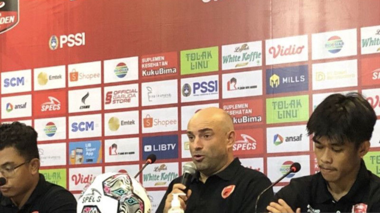 Pelatih PSM Makassar Bernardo Tavares didampingi pemian Riski Eka Pratama menjelaskan kepada wartawan persiapan pertandingan perempat final Piala Presiden 2022 di Stadion Segiri Samarinda. ANTARA/Arumanto