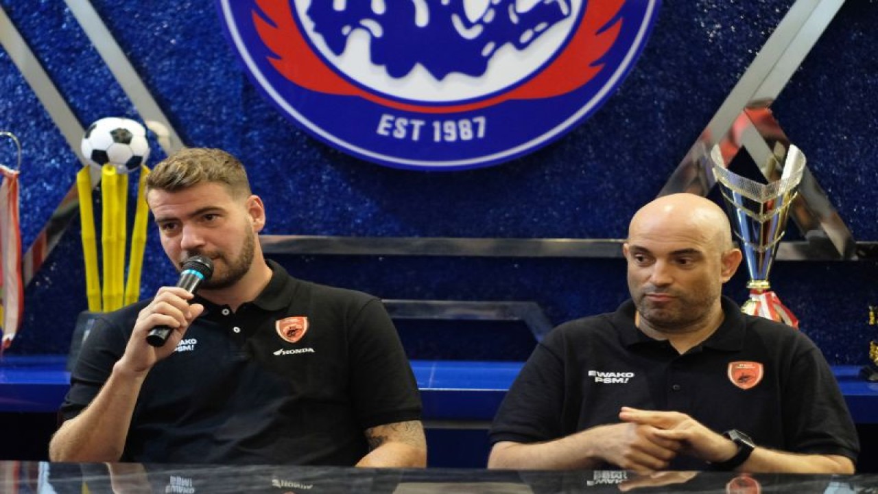 Pelatih PSM Makassar Bernardo Tavares (kanan) bersama Willem Jan Pluim pada saat melakukan jumpa pers di Kota Malang, Jawa Timur, Jumat (10/6/2022). (ANTARA/HO-Arema FC)