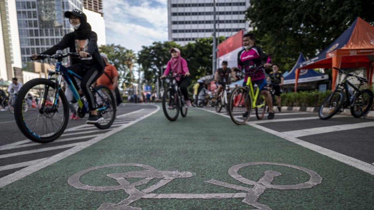 Sejumlah warga bersepeda saat berlangsungnya hari bebas kendaraan bermotor di Jakarta, Minggu (4/9/2022). ANTARA FOTO/Aprillio Akbar/foc.