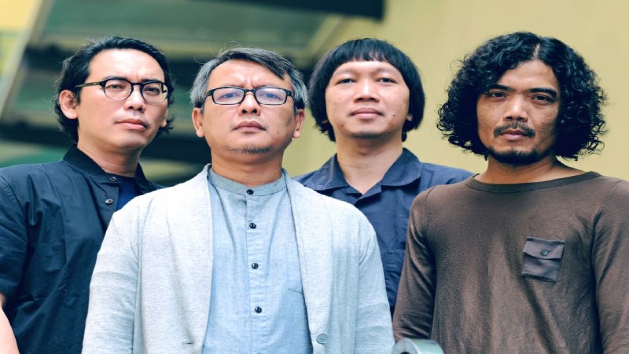 Kelompok musik Efek Rumah Kaca (kiri ke kanan): Akbar Bagus Sudibyo (drum) , Cholil Mahmud (vokal/gitar), Poppie Airil (vokal/bas), dan Reza Ryan (gitar) (ANTARA/HO-idiiw records)