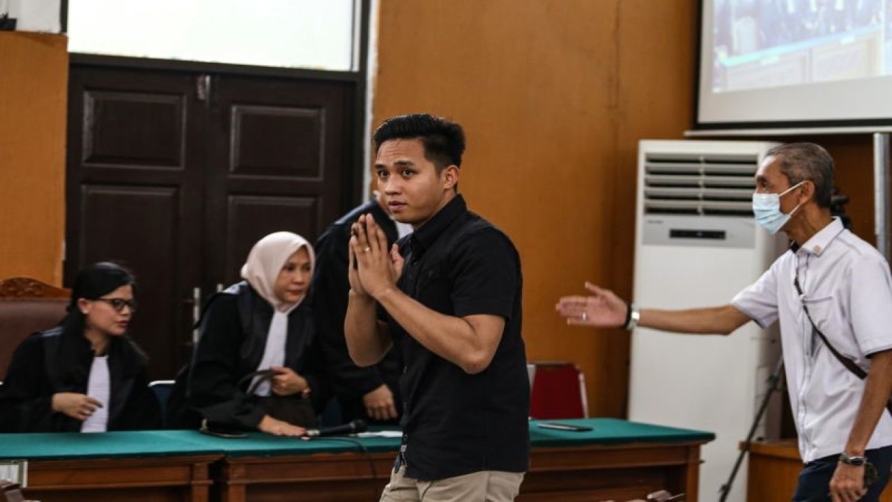 Terdakwa Richard Eliezer atau Bharada E menyapa pengunjung (kiri) usai menjalani sidang lanjutan dalam kasus pembunuhan berencana terhadap Brigadir Nopriansyah Yosua Hutabarat di Pengadilan Negeri Jakarta Selatan, Jakarta, Rabu (11/1/2023). ANTARA FOTO/Asprilla Dwi Adha/aww. (ANTARA FOTO/ASPRILLA DWI ADHA)