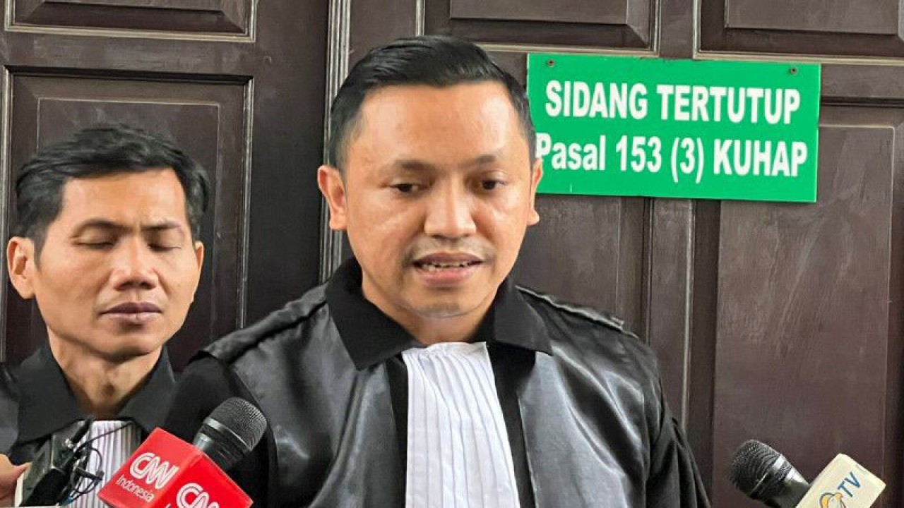 Kuasa hukum Bharada E, Ronny Talapessy memberikan keterangan kepada media, Jakarta, Rabu (7/12/2022). ANTARA/Luthfia Miranda Putri