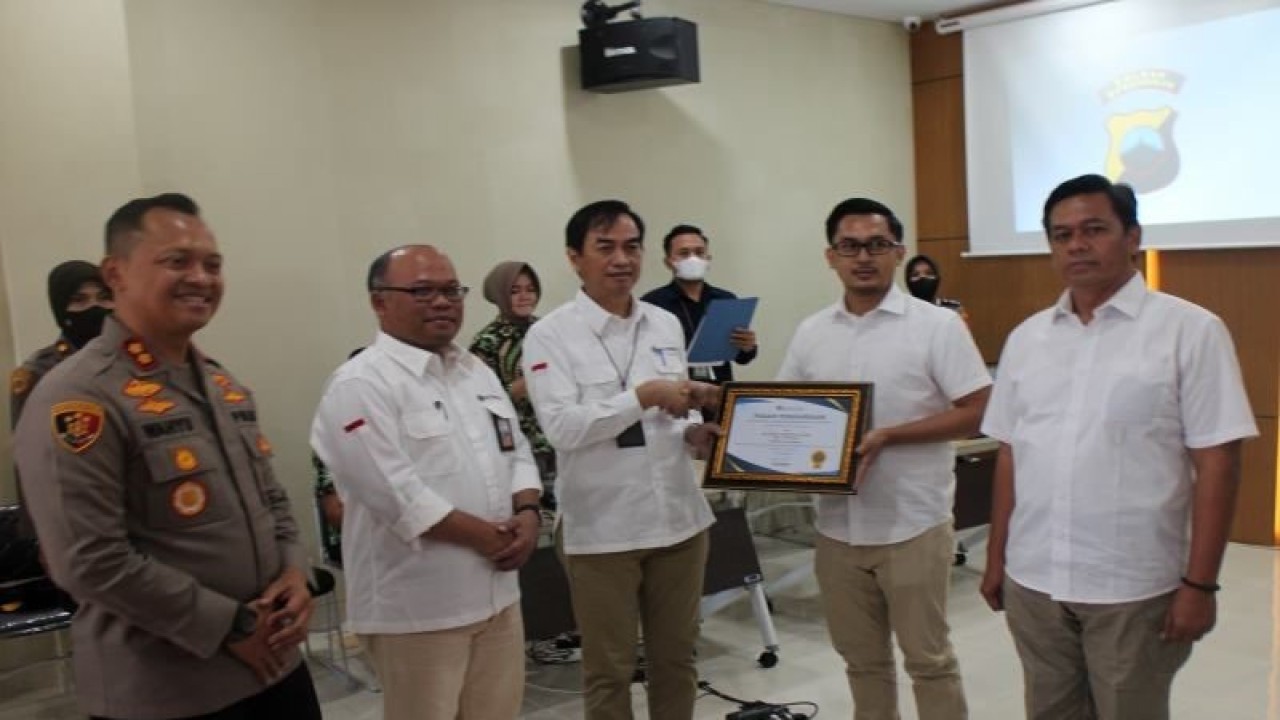 Deputi Perwakilan BI Jawa Tengah, Panji Ahmad (tengah) didampingi Kepala Bank Indonesia Surakarta, Nugroho Joko Prastowo (dua dari kiri) dan Kepala Polres Sukoharjo AKBP Wahyu Nugroho Setyawan (paling kiri) saat penyerahkan penghargaan kepada anggota Satreskrim di Mapolres Sukoharjo, Jumat (6/1/2023) ANTARA/Bambang Dwi Marwoto.