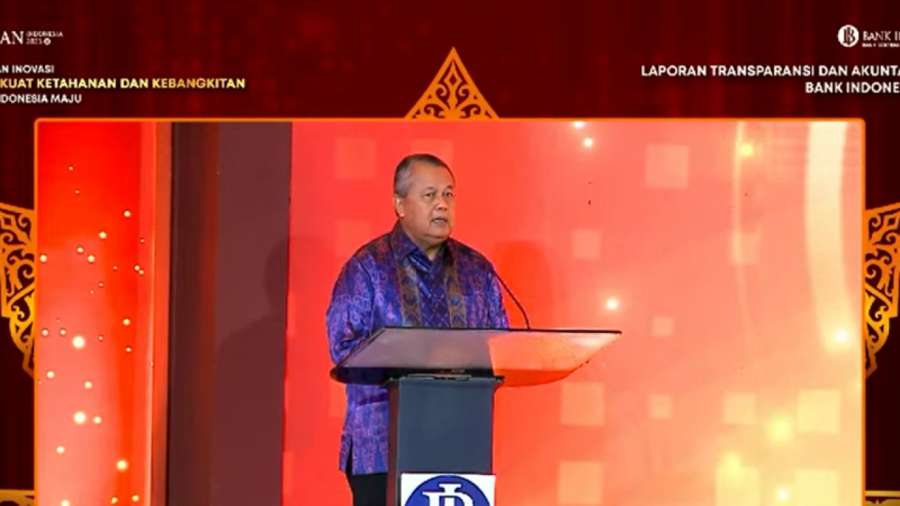 Gubernur Bank Indonesia (BI) Perry Warjiyo berbicara dalam peluncuran Laporan Perekonomian Indonesia (LPI) 2022 dan Kajian Ekonomi dan Keuangan Syariah (KEKSI) 2022 di Jakarta, Senin (30/1/2023). ANTARA/Martha Herlinawati Simanjuntak