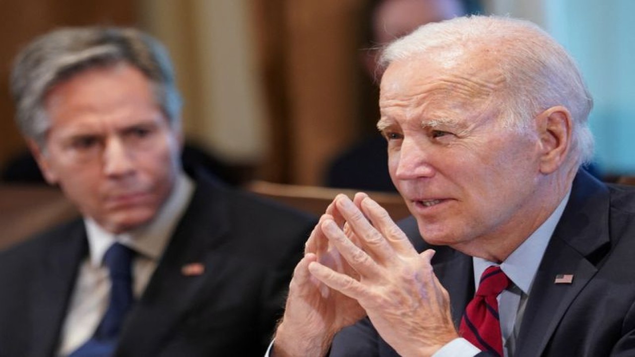 Menteri Luar Negeri AS Antony Blinken memandang ke arah Presiden Joe Biden selama rapat kabinet di Gedung Putih di Washington, AS, 5 Januari 2023. ANTARA/REUTERS/Kevin Lamarque