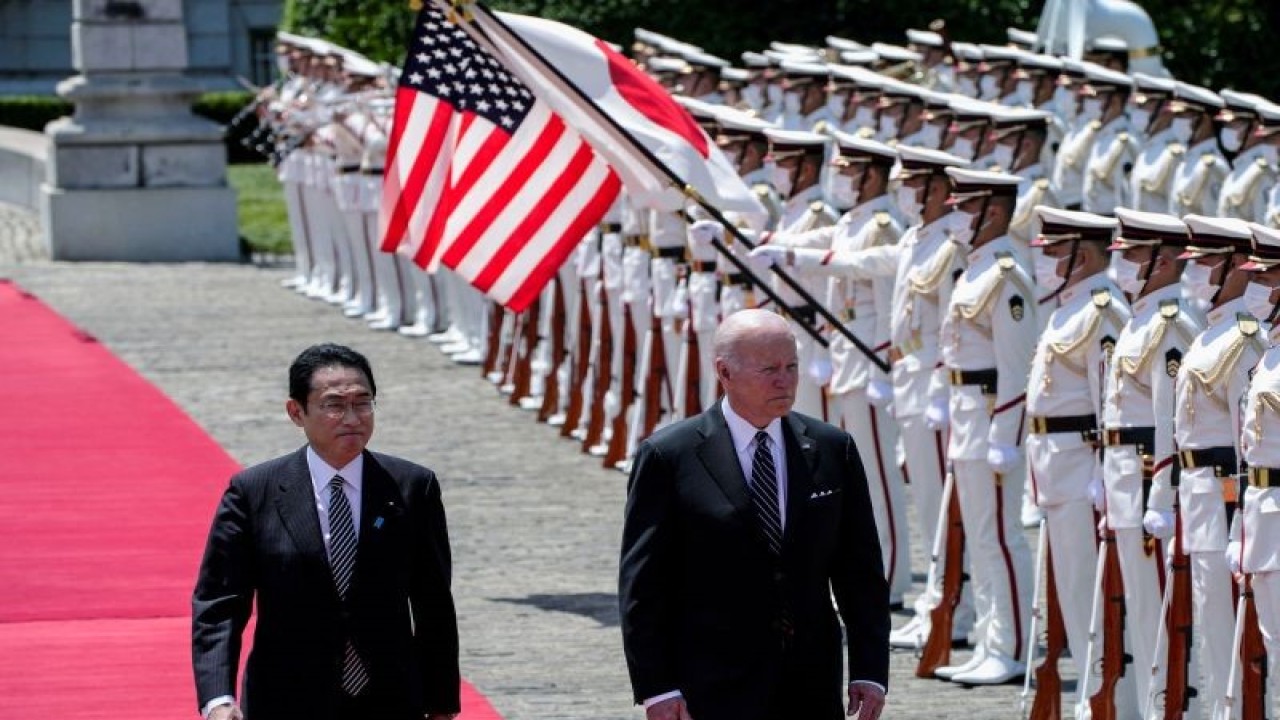 Arsip - Presiden Amerika Serikat Joe Biden (kanan) dan Perdana Menteri Jepang Fumio Kishida berjalan melewati pasukan kehormatan saat upacara penyambutan bagi Biden, di wisma negara Istana Akasaka, di Tokyo, Jepang, Senin (23/5/2022). ANTARA FOTO/Reuters-Eugene Hoshiko/Pool/hp.
