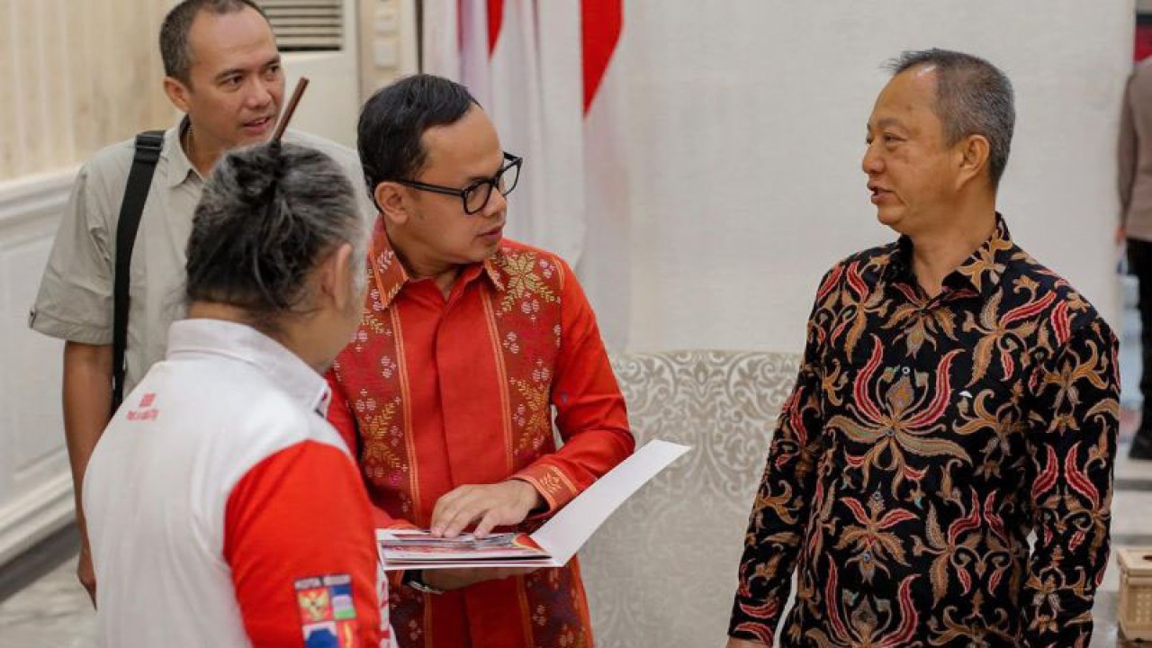 Wali Kota Bogor Bima Arya Sugiarto (kedua dari kanan,batik oranye) saat berkoordinasi usai rapat rencana kegiatan Bogor Street Festival (BSF) Cap Go Meh (CGM) di Paseban Sri Bima, Balai Kota Bogor, Jumat (13/1/2023). (ANTARA/HO/Pemkot Bogor)