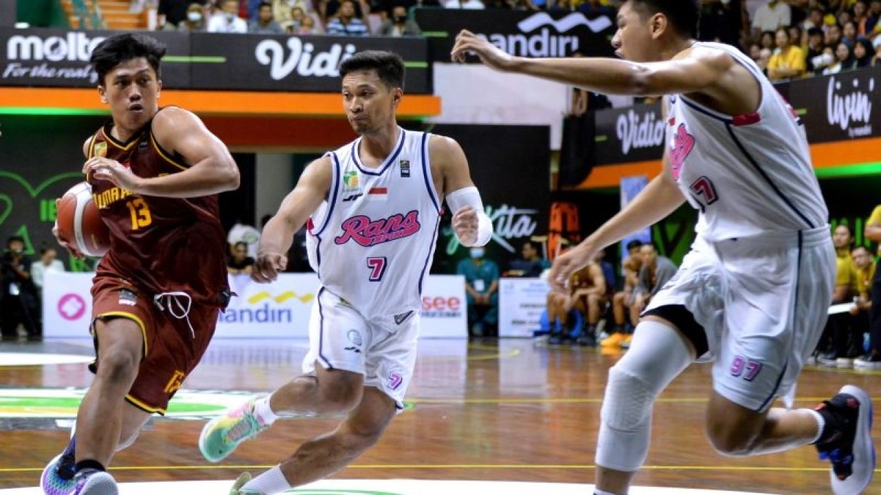 Pebasket Bima Perkasa Jogja Victory Jacob Emilio Lobbu (kiri) berusaha melewati pebasket RANS PIK Basketball Januar Kuntara (tengah) dan Agus Salim (kanan) saat pertandingan Indonesian Basketball League (IBL) 2023 di GOR Merpati, Denpasar, Bali, Minggu (15/1/2023). Bima Perkasa Jogja berhasil mengalahkan RANS PIK Basketball dengan skor 77-67. ANTARA FOTO/Fikri Yusuf/nym. (ANTARA FOTO/FIKRI YUSUF)