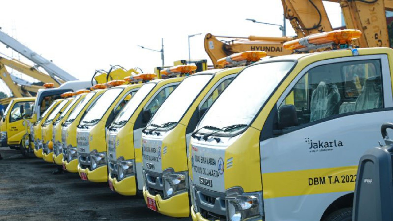 Dinas Bina Marga DKI menyerahkan peralatan dan kendaraan dinas operasional baru kepada satgas dan suku dinas bina marga di Jakarta, Rabu (4/1/2023). ANTARA/HO-Pemprov DKI